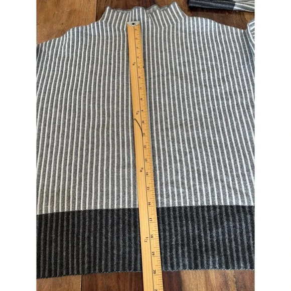 Aritzia Tahari crop grey white stripe women's medium pullover sweater nautical - Picture 6 of 9